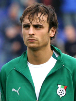 Berbatov's late winner puts Manchester United top of table 